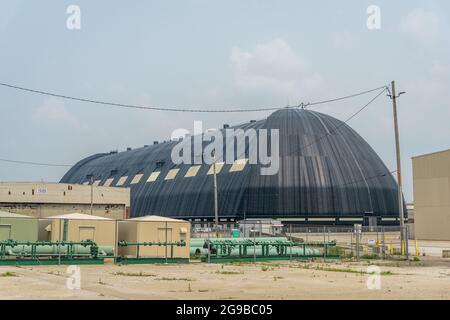 Außenansicht des Goodyear Airdocks in Akron, Ohio. Dies ist ein großer Hangar für den Goodyear Blimp, der 1929 fertiggestellt wurde. Es handelt sich um einen ausgewiesenen Nebel Stockfoto