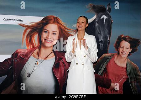 München, Deutschland. Juli 2021. Die Schauspielerin Hanna Binke kommt zur Premiere ihres Spielfilms 'Ostwind - der große Orkan' im Mathäser-Kino. Die Kinoversion ist auf 29.07.2021. Quelle: Ursula Düren/dpa/Alamy Live News Stockfoto