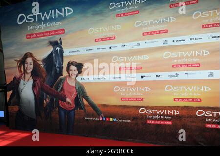 München, Deutschland. Juli 2021. Das Filmplakat des Films 'Ostwind - der große Orkan', aufgenommen bei der Premiere im Mathäser-Kino. Das Kinostart-Datum ist 29.07.2021. Quelle: Ursula Düren/dpa/Alamy Live News Stockfoto