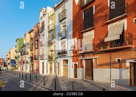 Farbenfrohe Häuser am Strand, Cases de Colors, Carrer Arsenal, Villajoyosa, Spanien Stockfoto