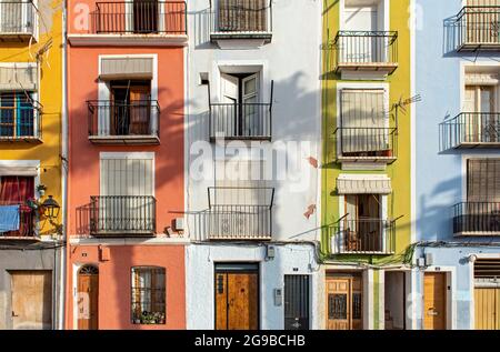 Farbenfrohe Häuser am Strand, Cases de Colors, Carrer Arsenal, Villajoyosa, Spanien Stockfoto