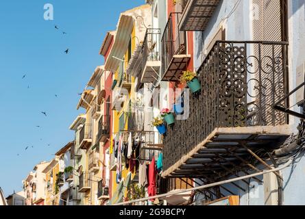 Farbenfrohe Häuser am Strand, Cases de Colors, Carrer Arsenal, Villajoyosa, Spanien Stockfoto