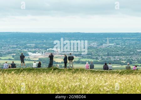 Menschen, die warten und die roten Pfeile auf der Spitze des Hügels von Goodwood, West Sussex, Großbritannien, beobachten Stockfoto