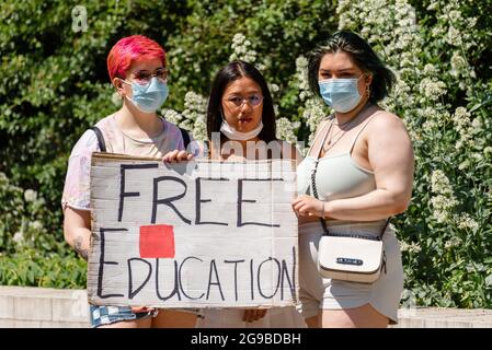 London, Großbritannien. 13. Juni 2021. SUAF (Students United Against Fees) und LSE (Liberate the University) fordern Mieterhöhungen, Uni-Rettungspakete und Kürzung von Uni-Gebühren Stockfoto