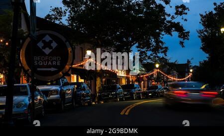 WESTPORT, CT, USA - 24. JULI 2021: Abendliche Straßenlaternen von der Main Street in der Innenstadt Stockfoto