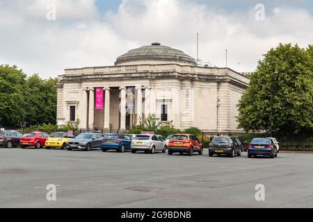 Port Sunlight, Wirral, Großbritannien. Außenansicht der Lady Lever Art Gallery und Parkplatz. Stockfoto