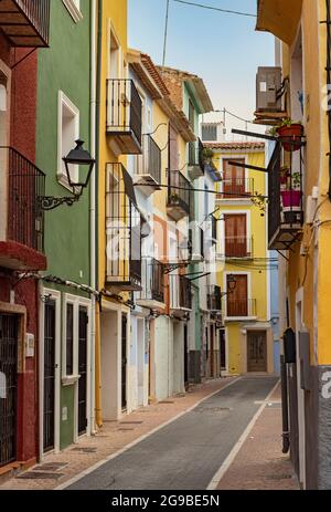 Schmale Straße mit bunten Häusern in der Küstenstadt Villajoyosa, Spanien Stockfoto