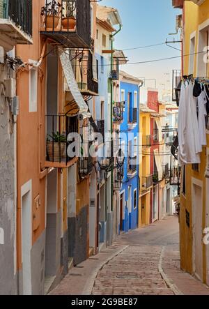 Schmale Straße mit bunten Häusern in der Küstenstadt Villajoyosa, Spanien Stockfoto