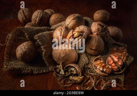 Walnüsse auf dunklem Hintergrund im rustikalen Stil Stockfoto