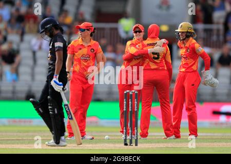 Mignon Du Preeze von Manchester Originals ist für vier Läufe vor dem Bowling von Abtaha Maqsood von Birmingham Phoenix Stockfoto