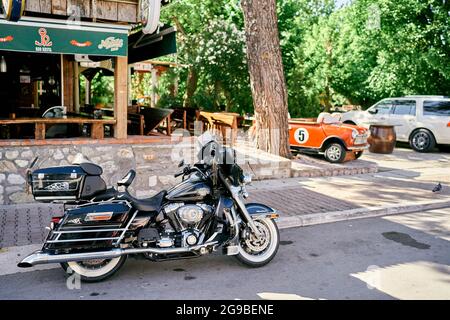 Motorradständer in der Nähe der Bar im Park Stockfoto