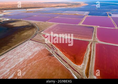 Luftaufnahme von Salzpfannen an der Walvis Bay in Namibia, Südwestafrika. Stockfoto