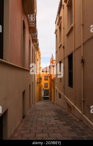 Bunte Häuser und Haus mit ungewöhnlichen Balkonen auf der Straße in Puerto de la Cruz Stadt, Teneriffa, Kanarische Inseln, Spanien Stockfoto