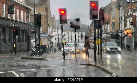 London, Großbritannien. Juli 2021. Starker Regen in Wandsworth am Sonntagnachmittag. Kredit: JOHNNY ARMSTEAD/Alamy Live Nachrichten Stockfoto