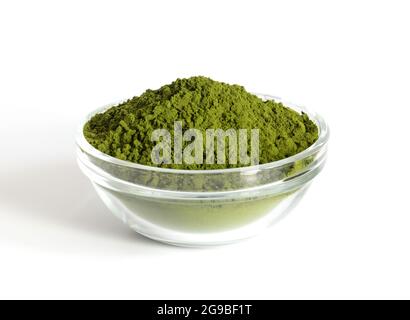 Chlorella-Pulver in einer Schüssel isoliert auf weißem Hintergrund. Grüne Spirulina Algenpulver oder Gerste. Entgiften Sie Superfood. Gesunde natürliche Ergänzung. Stockfoto