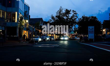 WESTPORT, CT, USA - 24. JULI 2021: Abendliche Straßenlaternen von der Main Street in der Innenstadt Stockfoto