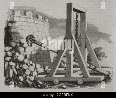 Uralte Geschichte. Rammbock Belagerungswaffe, die verwendet wurde, um die gemauerten Mauern von Befestigungsanlagen aufzubrechen oder ihre hölzernen Tore zu zersplittern. Gravur. Historia General de España von Pater Mariana. Madrid, 1852. Stockfoto