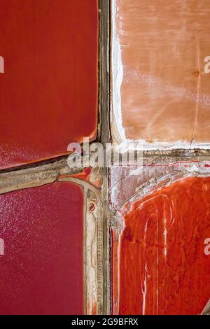 Luftaufnahme von oben nach unten von Salzpfannen an der Walvis Bay in Namibia, Südwestafrika. Stockfoto