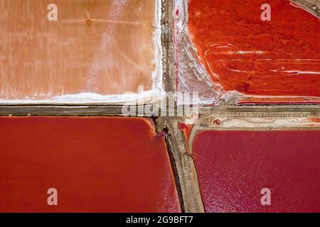 Luftaufnahme von oben nach unten von Salzpfannen an der Walvis Bay in Namibia, Südwestafrika. Stockfoto