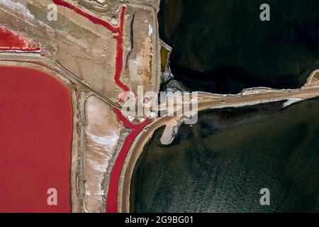 Luftaufnahme von Salzpfannen an der Walvis Bay in Namibia, Südwestafrika. Stockfoto