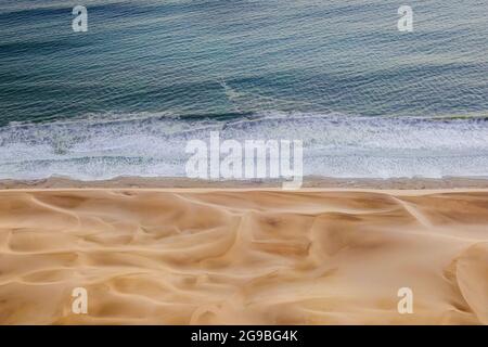 Luftaufnahme von Sandwich Harbour, wo die Namib-Wüste auf die Atlantikküste trifft, in der Nähe der Walvisbucht in Namibia, Afrika. Stockfoto