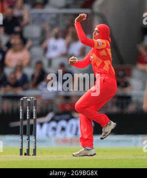 Manchester, Großbritannien. Juli 2021. Abtaha Maqsood Bowling für Birmingham Phoenix in Manchester, Vereinigtes Königreich am 7/25/2021. (Foto von Conor Molloy/News Images/Sipa USA) Quelle: SIPA USA/Alamy Live News Stockfoto