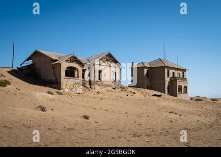 Verlassene Gebäude in Kolmanskop, einer Geisterstadt in der Nähe von Luderitz in der Namib-Wüste, Namibia, Südwestafrika. Stockfoto