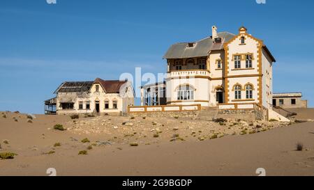 Verlassene Gebäude in Kolmanskop, einer Geisterstadt in der Nähe von Luderitz in der Namib-Wüste, Namibia. Stockfoto