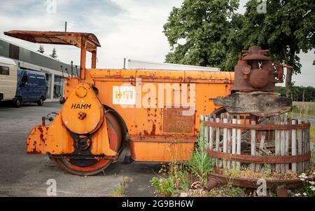 VERSMOLD, DEUTSCHLAND. 20. JUNI 2021. Auto House. Retro Hamm Diesel angetriebene Straßenwalze. Altes Fahrzeug Stockfoto