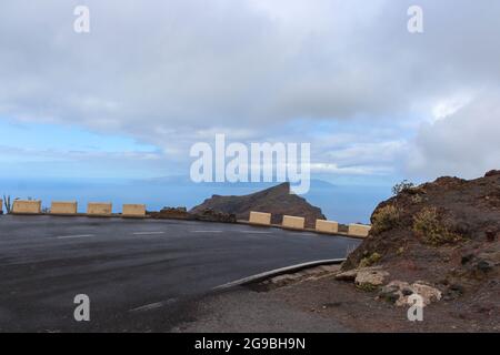 Panoramablick auf die Berge von Macizo de Teno mit kurvenreichen Straßen, die zum Dorf Masca auf Teneriffa, Kanarische Inseln, führen Stockfoto