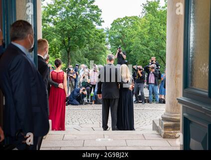 Bayreuth, Deutschland. Juli 2021. Eröffnung der Richard Wagner Festspiele 2021 mit einer Neuproduktion der Oper 'der fliegende Holländer'. Der bayerische Ministerpräsident Markus Söder (CSU) und Frau Karin zeigen sich vor dem Festspielhaus auf dem Grünen Hügel den Fotografen. Quelle: Nicolas Armer/dpa/Alamy Live News Stockfoto