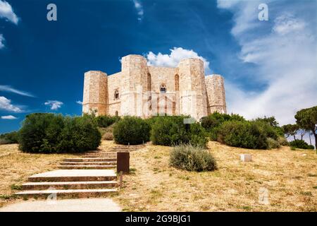 Andria, Italien - 18. Juni 2021: Castel del Monte von Friedrich II. Von Schwaben in Apulien ohne jemanden Stockfoto