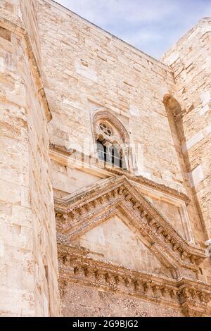 Andria, Italien - 18. Juni 2021: Detail des Castel del Monte von Friedrich II. Von Schwaben in Apulien ohne jemanden Stockfoto