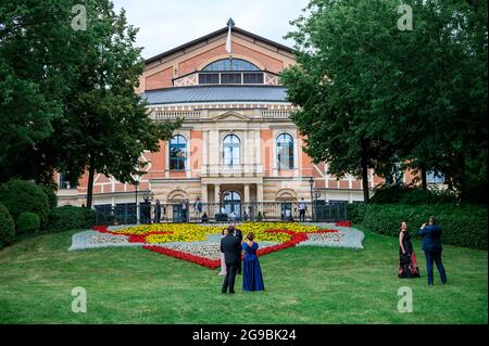 Bayreuth, Deutschland. Juli 2021. Eröffnung der Richard Wagner Festspiele 2021 mit einer Neuproduktion der Oper 'der fliegende Holländer'. Operngäste fotografieren vor dem Festspielhaus auf dem Grünen Hügel. Quelle: Daniel Vogl/dpa/Alamy Live News Stockfoto