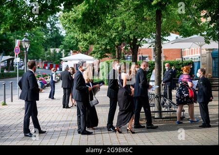 Bayreuth, Deutschland. Juli 2021. Eröffnung der Richard Wagner Festspiele 2021 mit einer Neuproduktion der Oper 'der fliegende Holländer'. Operngäste kommen vor dem Festspielhaus auf dem Grünen Hügel an. Quelle: Daniel Vogl/dpa/Alamy Live News Stockfoto