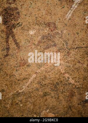 Nahaufnahme des berühmten prähistorischen Höhlenmalers, bekannt als die Weiße Dame von Brandberg, am Fuße des Brandberg-Berges in Namibia. Stockfoto