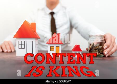 Text in der Handschrift Inhalt ist König. Konzeptionelle Foto glauben, dass der Inhalt ist zentral für den Erfolg einer Website verschiedene Pläne für Häuser dargestellt Stockfoto