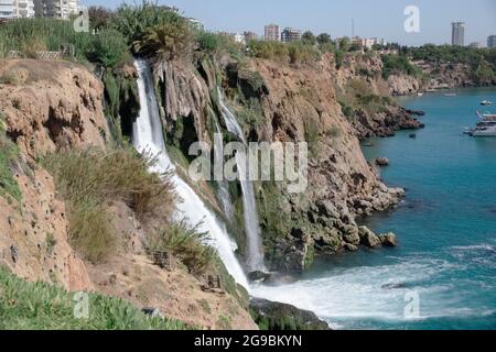 Touristische Attraktion von Antalya in der Türkei. Der Wasserfall des Unteren Duden in Antalya an einem sonnigen Sommertag. Stockfoto