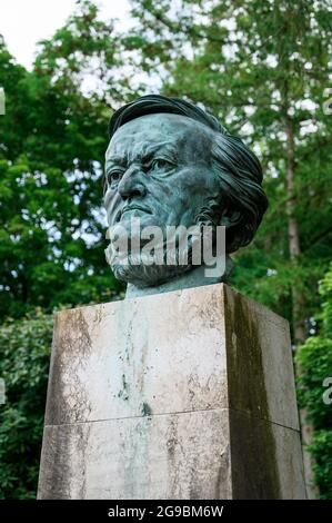 Bayreuth, Deutschland. Juli 2021. Eröffnung der Richard Wagner Festspiele 2021 mit einer Neuproduktion der Oper 'der fliegende Holländer'. Vor dem Festspielhaus auf dem Grünen Hügel steht eine Büste von Richard Wagner des Bildhauers Arno Breker. Quelle: Daniel Vogl/dpa/Alamy Live News Stockfoto