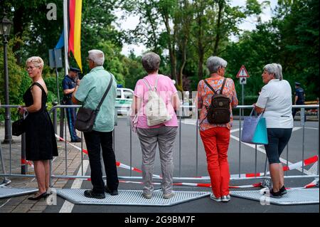 Bayreuth, Deutschland. Juli 2021. Eröffnung der Richard Wagner Festspiele 2021 mit einer Neuproduktion der Oper 'der fliegende Holländer'. Hinter einer Schranke warten Menschen vor dem Festspielhaus auf dem Grünen Hügel. Quelle: Daniel Vogl/dpa/Alamy Live News Stockfoto