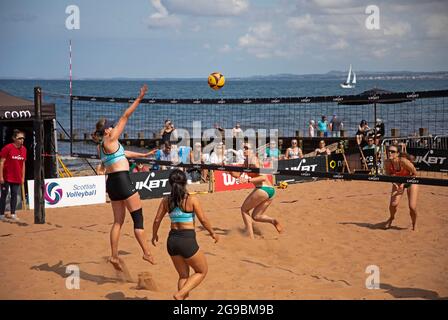 Portobello, Edinburgh, Schottland, Großbritannien. Juli 2021. UKBT Grand Slam Series Volleyball 2021 Finale der Frauen, die von der Scottish Volleyball Association in Partnerschaft mit UK Beachtour durchgeführt wird. Gewinner (orange) Tokarenko/Sviridova gegen Johnston/Hayashi. Quelle: Arch White/Alamy Live News Stockfoto