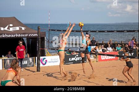 Portobello, Edinburgh, Schottland, Großbritannien. Juli 2021. UKBT Grand Slam Series Volleyball 2021 Finale der Frauen, die von der Scottish Volleyball Association in Partnerschaft mit UK Beachtour durchgeführt wird. Gewinner (orange) Tokarenko/Sviridova gegen Johnston/Hayashi. Quelle: Arch White/Alamy Live News Stockfoto