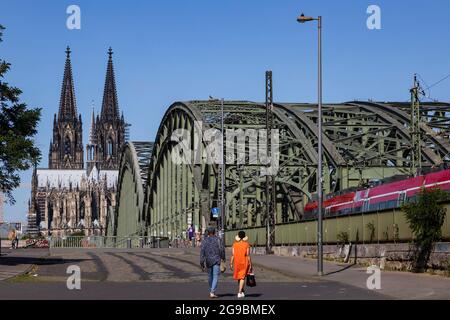 Hohenzollernbrücke, Hohenzollernbrücke über den Rhein mit Kölner Dom, Kölner Dom, Köln, Nordrhein-Westfalen, Deutschland, Europa Stockfoto