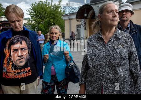 Moskau, Russland. 25. Juli 2021 Menschen Blumen auf das Grab des populären Künstlers, Komponisten und Sängers Wladimir Vysozki auf dem Moskauer Vagankowo Friedhof am 41. Jahrestag seines Todes, Russland Stockfoto