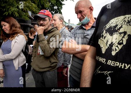 Moskau, Russland. 25. Juli 2021 Menschen Blumen auf das Grab des populären Künstlers, Komponisten und Sängers Wladimir Vysozki auf dem Moskauer Vagankowo Friedhof am 41. Jahrestag seines Todes, Russland Stockfoto
