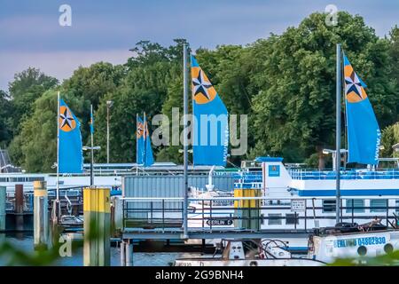 Berlin, Deutschland - 10. Juli 2019: Schiffe und wehende Flaggen der Stern- und Kreisschiffahrts-Flotte an der Anlegestelle Wannsee Stockfoto