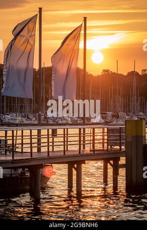 Berlin, Deutschland - 29. August 2019: Wehende Flaggen von Stern und Kreisschiffahrt am Pier Wannsee bei Sonnenuntergang Stockfoto