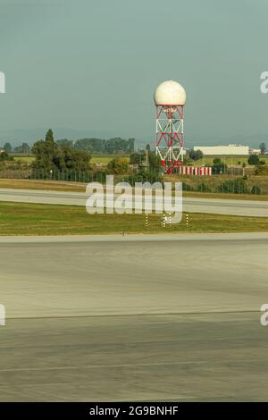 Sofia, Bulgarien - 02. September 2018: Radarkomplex am Flughafen Sofia, LBSF, SOF Stockfoto