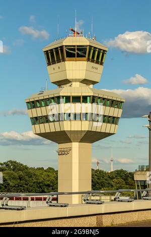 Berlin, Deutschland - 01. Juli 2018: Berlin Tegel - Flughafen Otto Lilienthal Air Traffic Control Tower, TXL, EDDT Stockfoto