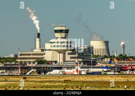 Berlin, 01. Juli 2018: Berlin Tegel - Flughafen Otto Lilienthal Flugsicherungsturm und Terminalgebäude, TXL, EDDT Stockfoto